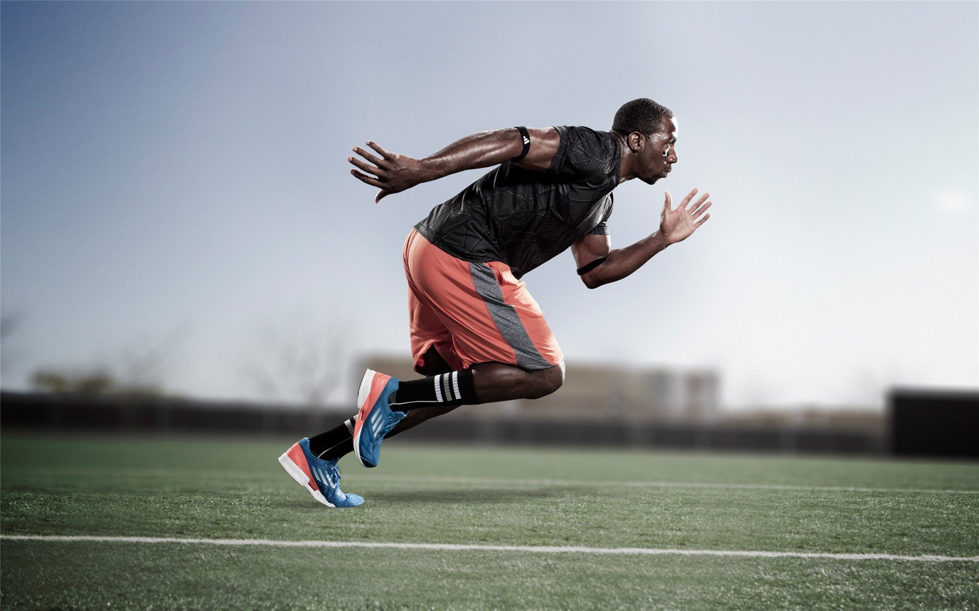 库兹马诺维奇在巴黎奥运会手球比赛中展现出高水平的扑救技巧，库兹马持球